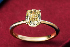 蒂芙尼黄钻N枕型戒指二手奢侈品回收价如何 白钻款更有优势