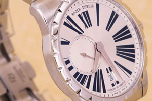 罗杰杜彼白色圆桌骑士精钢二手手表回收多少钱 价格超出一般