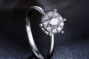 在周六福买的钻石戒指可以回收吗？碎钻石仍旧不值钱