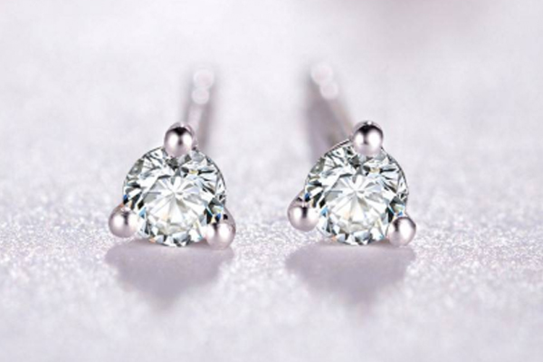 铂金750钻石耳钉回收一般多少钱