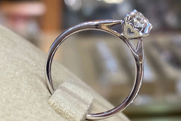 一个二手的钻石戒指回收值多少钱