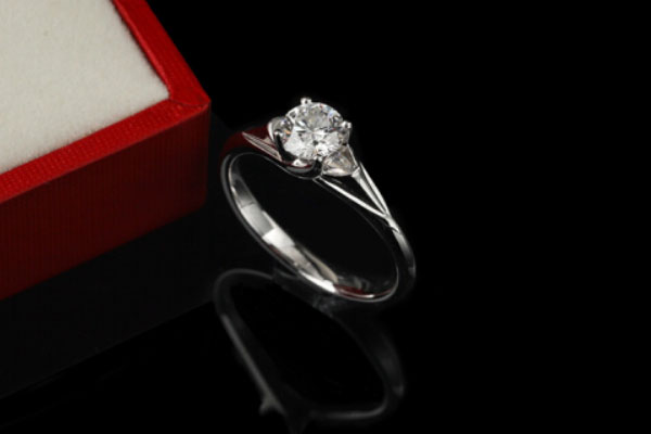 原价近8千元的钻石戒指回收多少钱