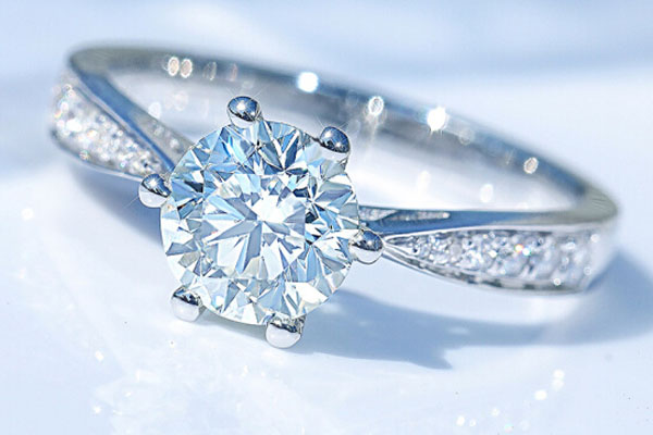 刚买的一克拉钻石戒指可以卖吗
