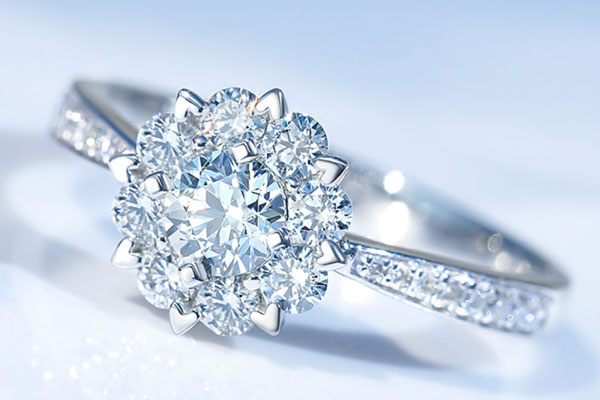 18k金材质戒托的钻石戒指回收多少钱一克 