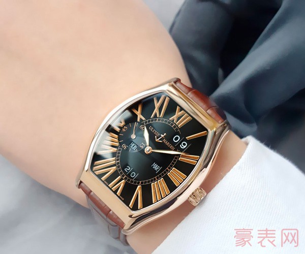 雅典18K玫瑰金万年历手表佩戴展示图