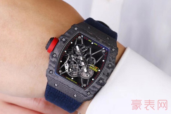 理查德米尔RM35-01碳纤维手表佩戴展示图