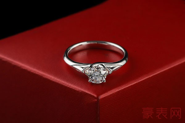 二手周大福铂金钻石戒指的外观展示
