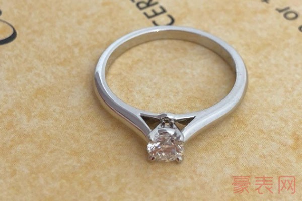 二手卡地亚铂金钻石戒指的外观展示