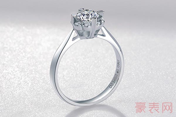 周六福18K金经典八爪璀璨钻石戒指侧面