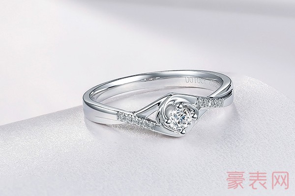 周六福群镶大钻四爪镶嵌女款钻石戒指正面展示图