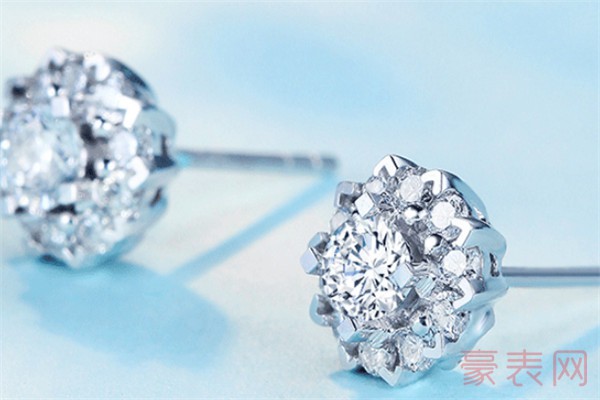 一对白金材质的钻石耳钉回收价格有几折